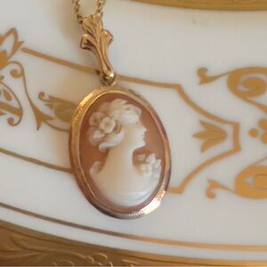 Vintage 10K Gold Shell Cameo Pendant Necklace Hand Carved 1960s/70s